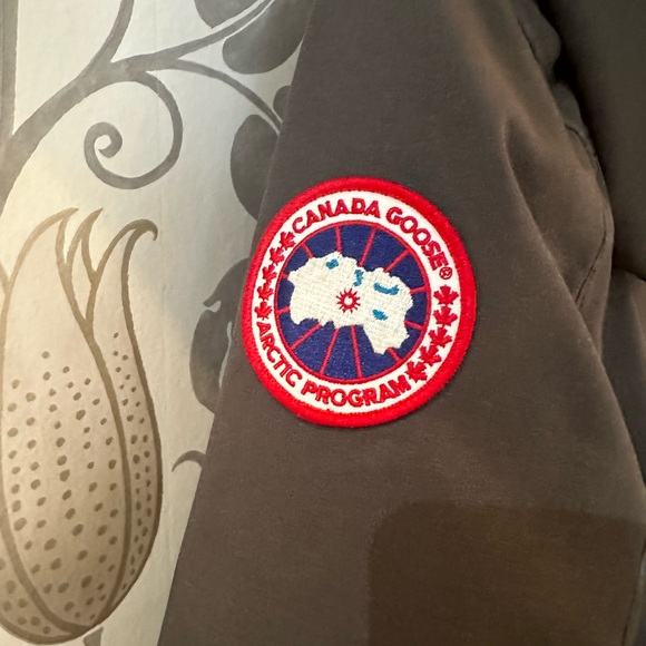 Canada Goose Winter Parka. Ladies size large. - Picture 3 of 15